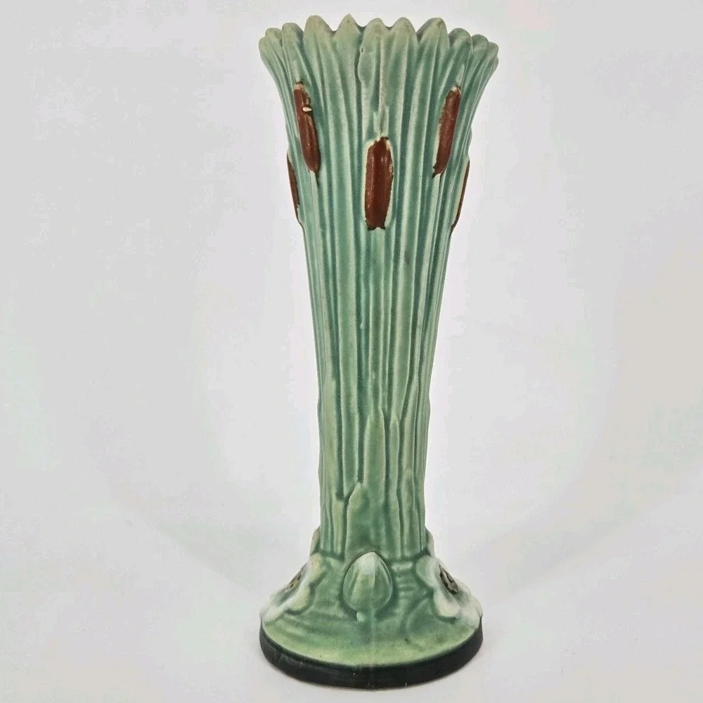Weller Ardsley Cattail Vase 7.5
